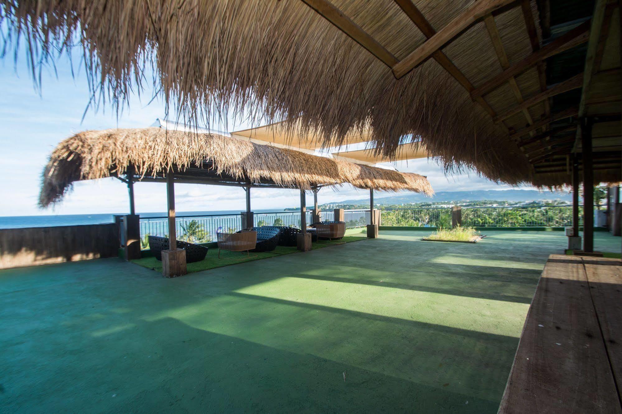 Luxeview Hotel Balabag  Bagian luar foto