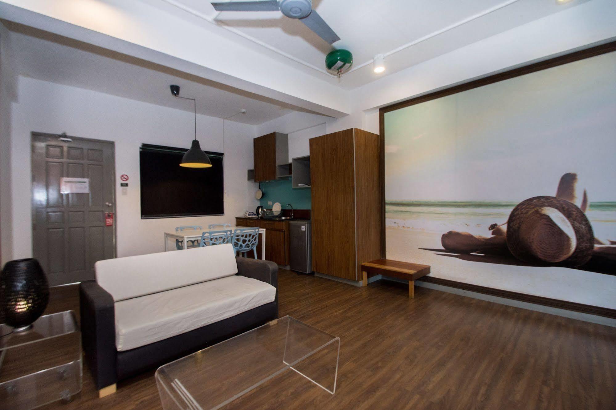 Luxeview Hotel Balabag  Bagian luar foto